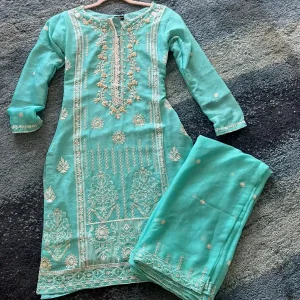 2 pieces Kurta & Scarf